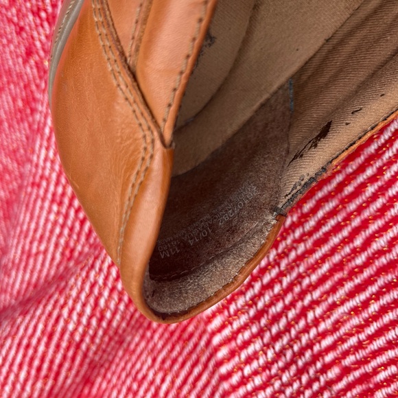 Clarks Women's Tan Leather Loafers w criss cross cutouts - Picture 5 of 8